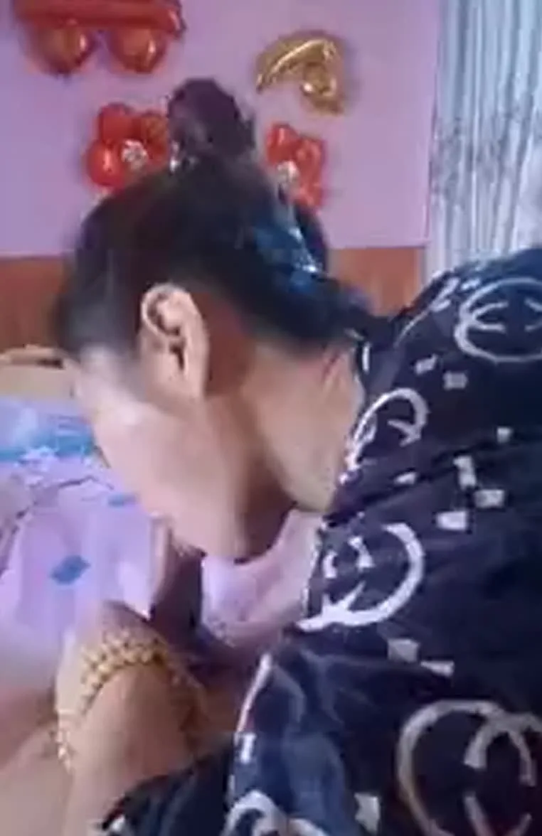 风韵犹存丈母娘跟我在她女儿婚房里偷情 撕开她的黑丝我就猛插了进去！