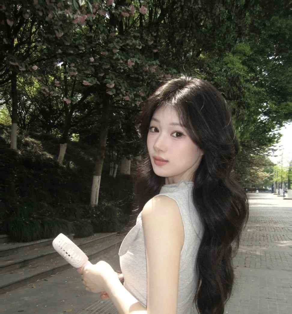 91视频 今日话题  4月10日 带女朋友偷偷在户外露出是什么体验？ 刺激上头还是风险拉满？