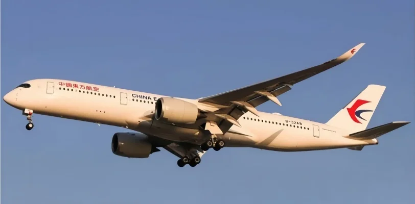 东航MU5406航班成都飞沪A350落地滑行连撞廊桥多次！机翼变形廊桥弯曲乘客吓尿！东航官方说只是局部碰擦网友炸锅 这哪是碰擦差点把廊桥撞塌！
