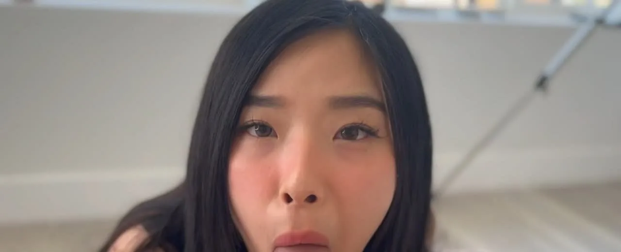 韩国崇洋母狗ElleLee第一视角性爱记录 妹子看见洋屌跪得比狗都快啊  这也太他妈饥渴了