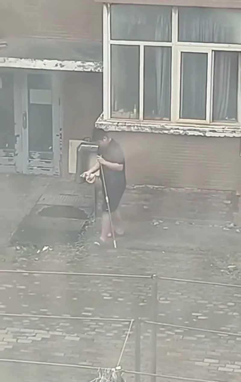 新乡学院东区女生宿舍惊现偷内裤变态男！张某某手持长杆勾女生晾晒内衣内裤被当场抓获