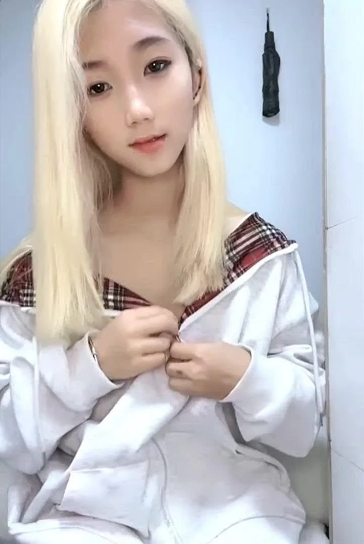 十八岁黄毛精神小妹下海视频泄密 妹子那小逼一看就被操过了 怪不得这么骚