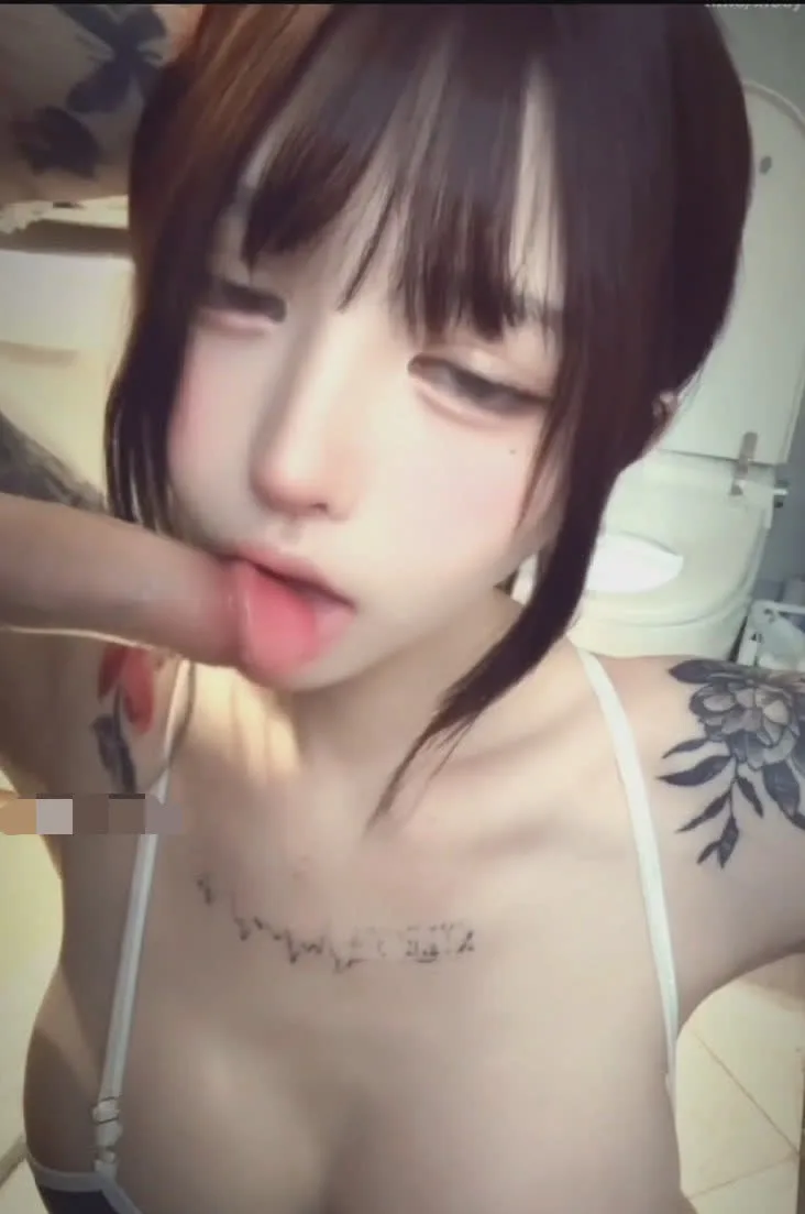 抖音巨乳网红芙妮付费定制泄密 没想到女神不仅奶大逼还嫩 这钱花的真值啊！