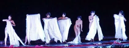 张艺谋印象刘三姐再次引发全网争议 全裸表演到底是行为艺术还是借机擦边
