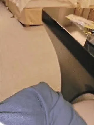 姐姐在小外甥面前偷偷口我 被发现后他竟蒙头装睡给我们腾空间