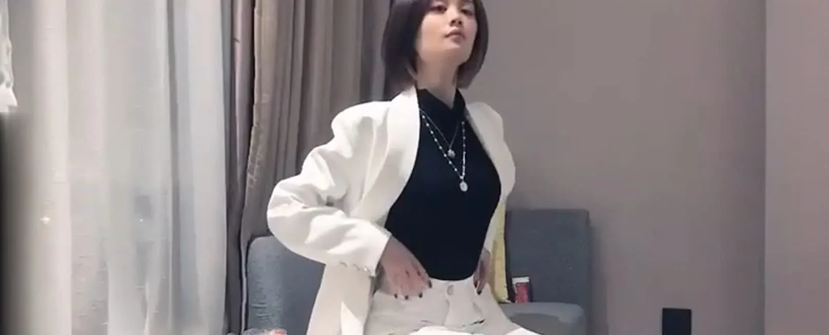 气质西装女高管 依旧乖的向小母狗被我操 这身材真让人着迷！