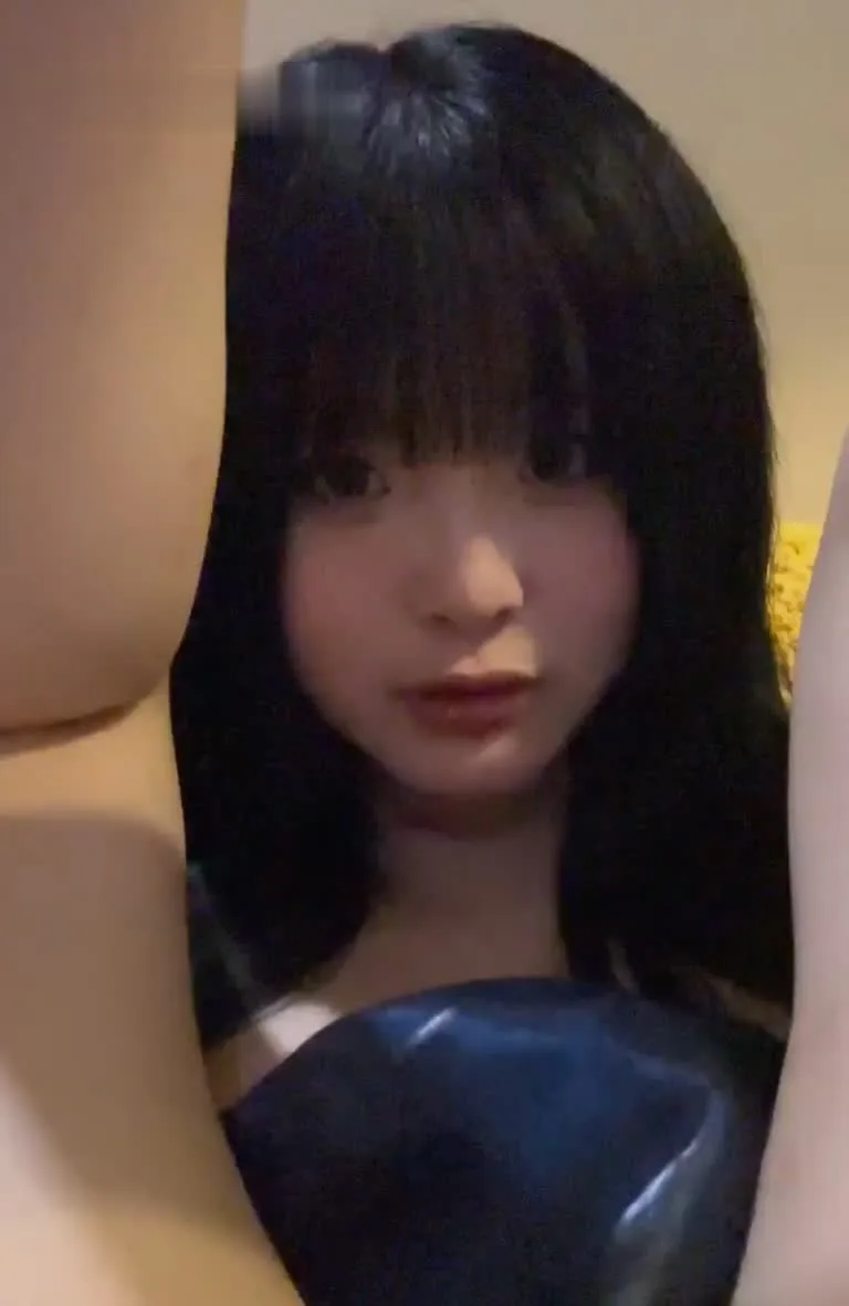 微胖冷白皮的精神小妹 白天是清纯小甜妹 晚上和黄毛自拍 被无套猛操抽插内射 这一线天的嫩穴淫水还不少！