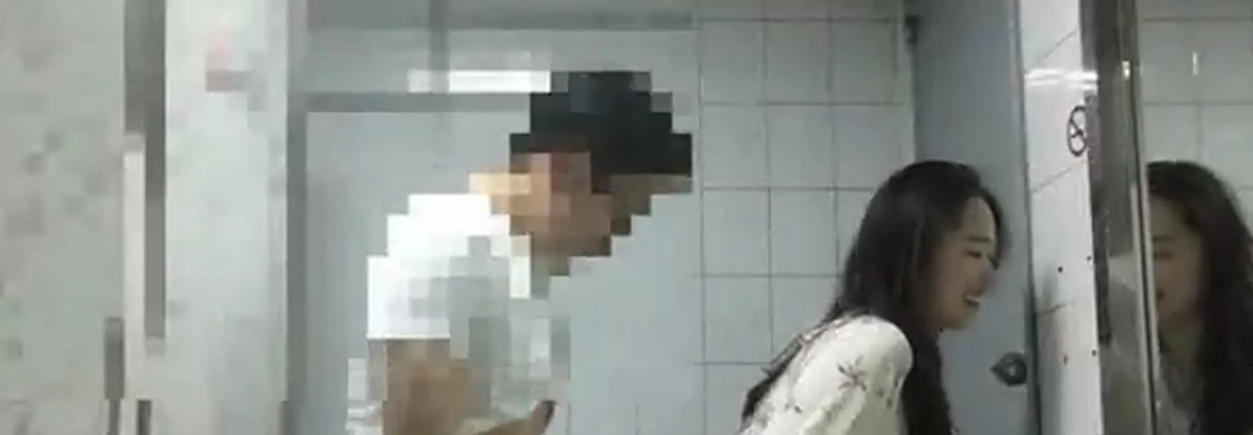 找了个骚婊子跟我在公共卫生间内大胆做爱 骚母狗竟然把衣服全脱了！