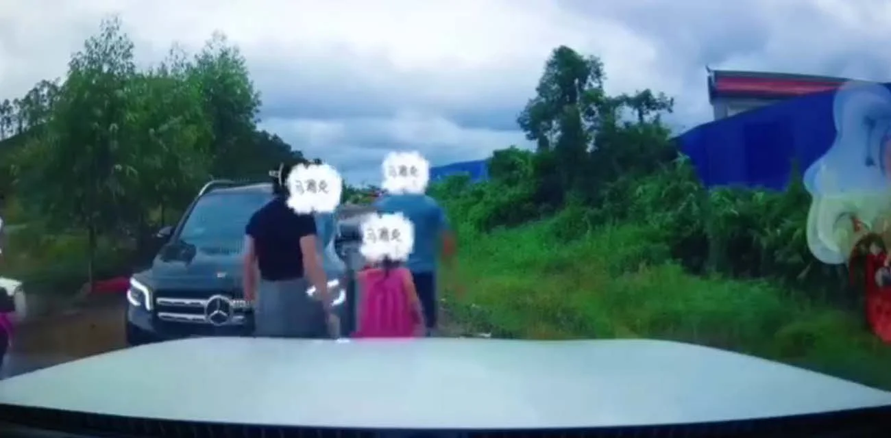 广西奔驰亮证姐 蓝翠竹 分分钟知道对面司机个人隐私 当晚就有帽子警告对面司机 把司机工作也弄没了 真是太屌了