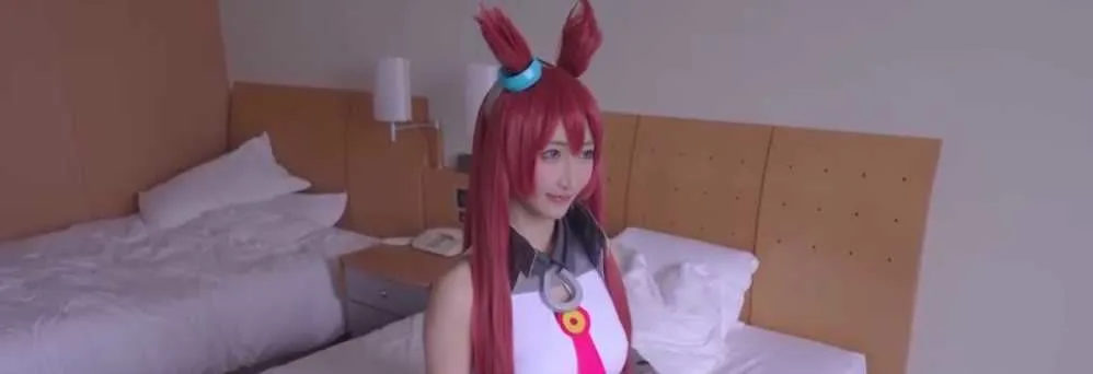 极品女COSPLAY 青春美少女coser赛马娘美浦波旁被摄影师潜规则 这颜值和身材简直是便宜摄影师了 脱了衣服就开始玩两个奶子！