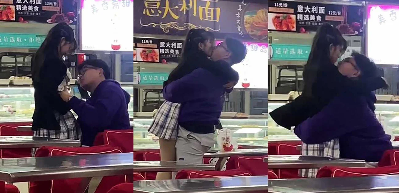 哈理工荣成学院食堂 情侣上演惊天淫戏 少女被探裙抠穴情动深处竟当众舌吻跪地口交 疑似主人带淫狗玩户外调教！