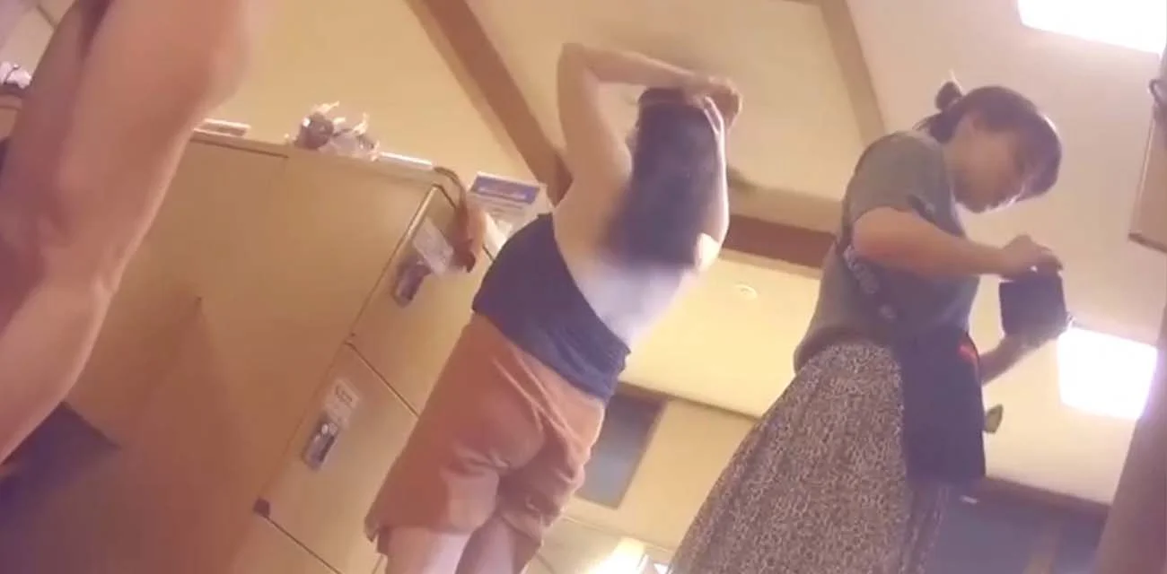 洗浴中心偷拍大作 多位少女美女洗澡被拍不知情 个个都是大胸翘臀细腰 真的太嫩了！