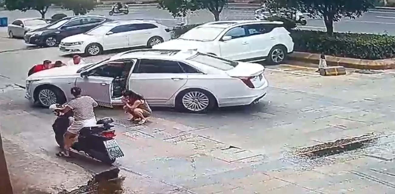 江西九江 女司机 这是多倒霉啊 电瓶车摔倒头部被压 看样子是凶多吉少了