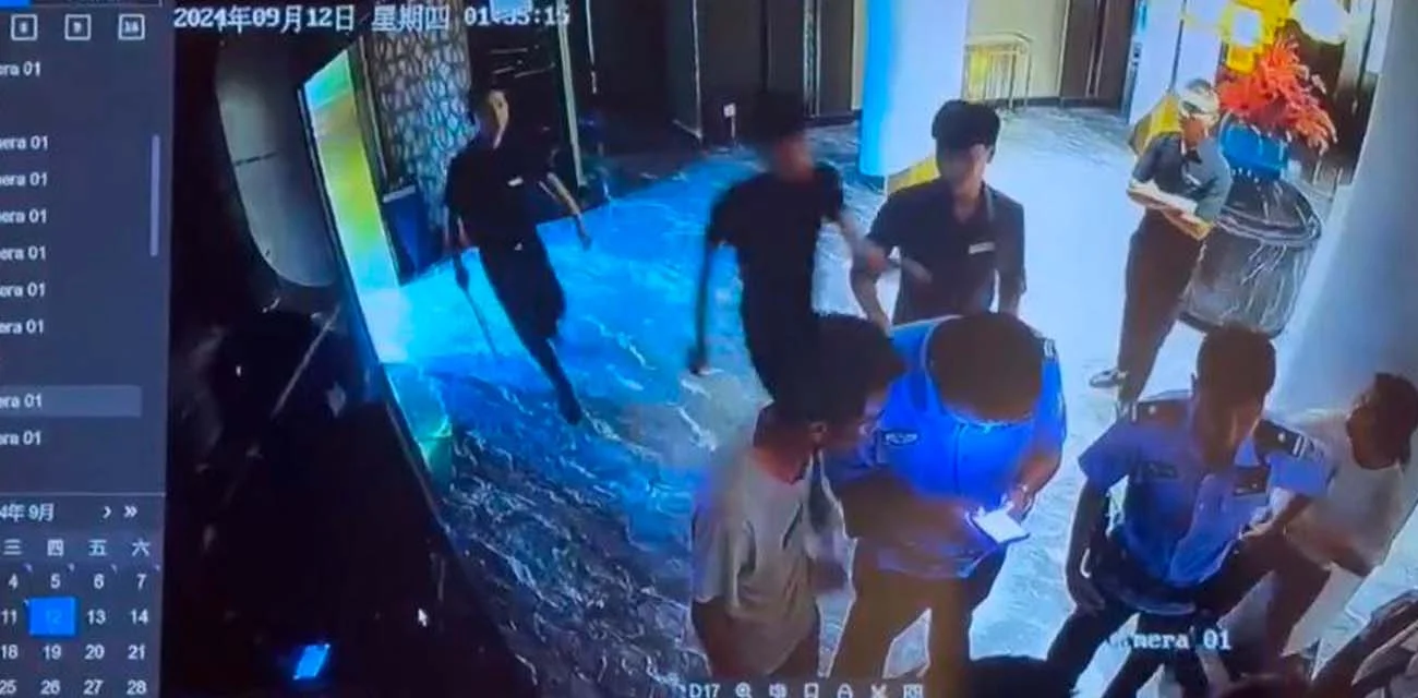 现代古惑仔！看见帽子叔叔在旁边还敢动手 古惑仔也太凶猛了吧 直到掏出真理后老实了