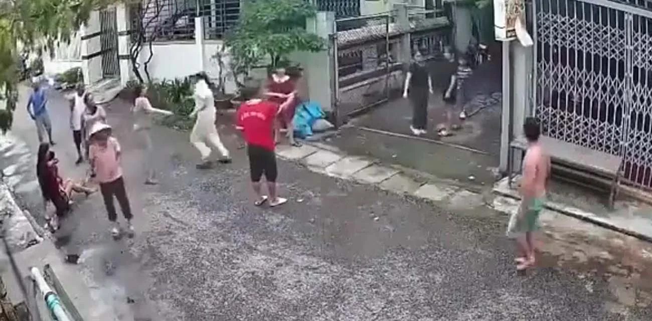 越南街头砍人事件 疑似男子出轨被抓 原配辱骂小三 被出轨老公一刀砍到眼睛