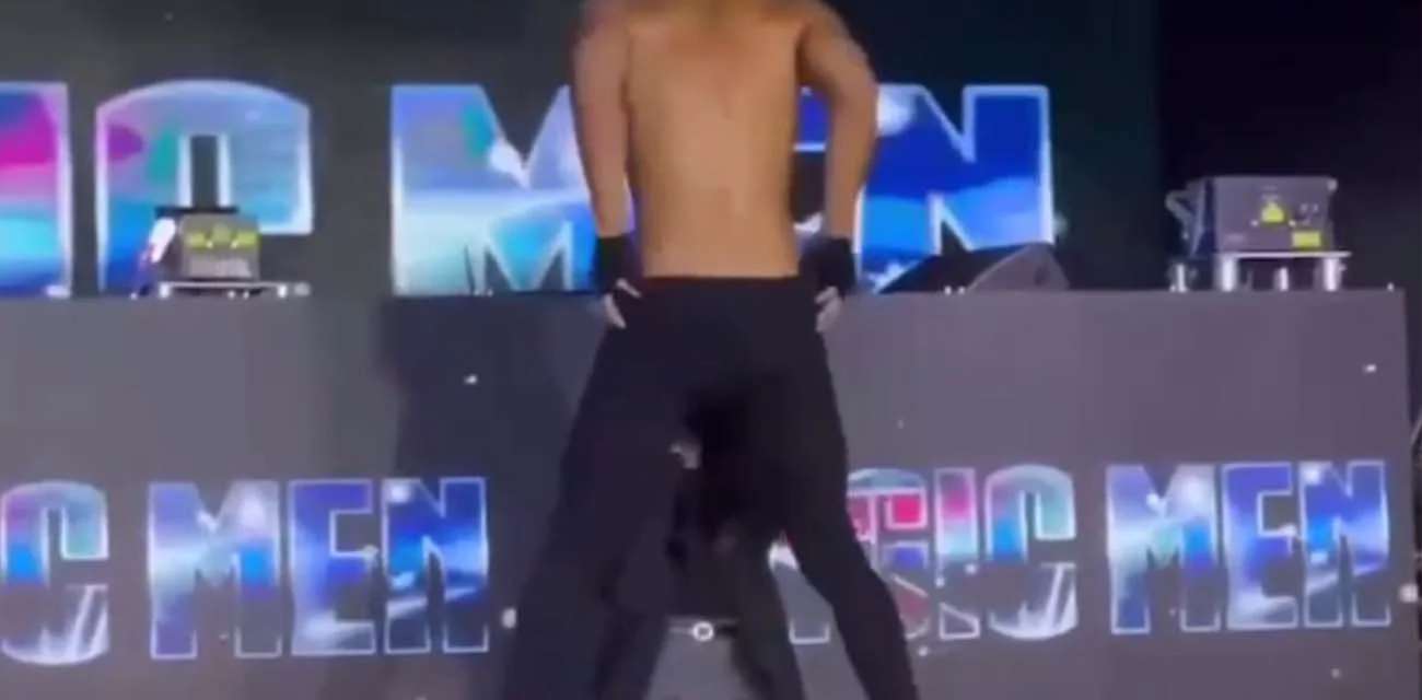 香港红馆演唱会 MAGICMEN 男演员和女粉丝在台上表演真人吃鸡 男演员现场和女粉丝模拟做爱