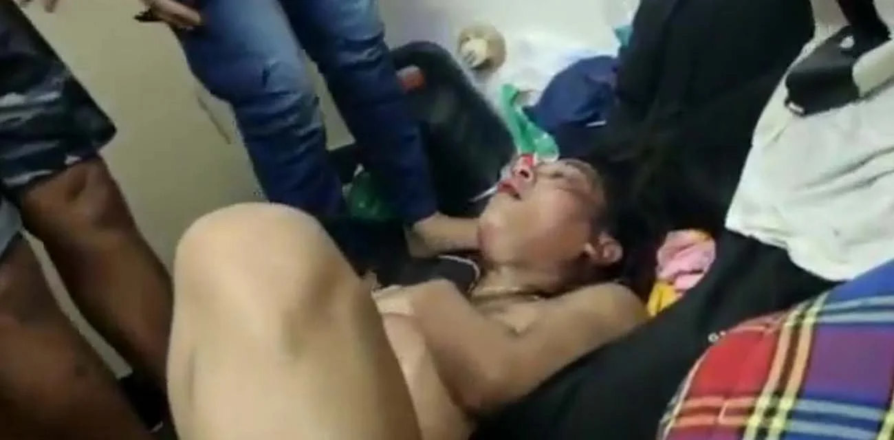真是长见识了！原来印度强奸是这样的 都是用酒瓶塞逼里强奸啊太狠了！