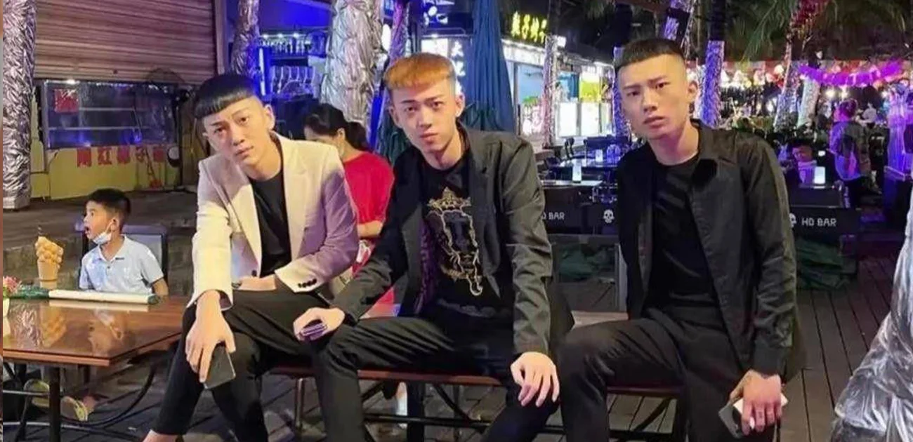 贵州精神小伙第一视角砍人 下车拔刀就砍 狠劲十足不管死活 视频疯传全网！