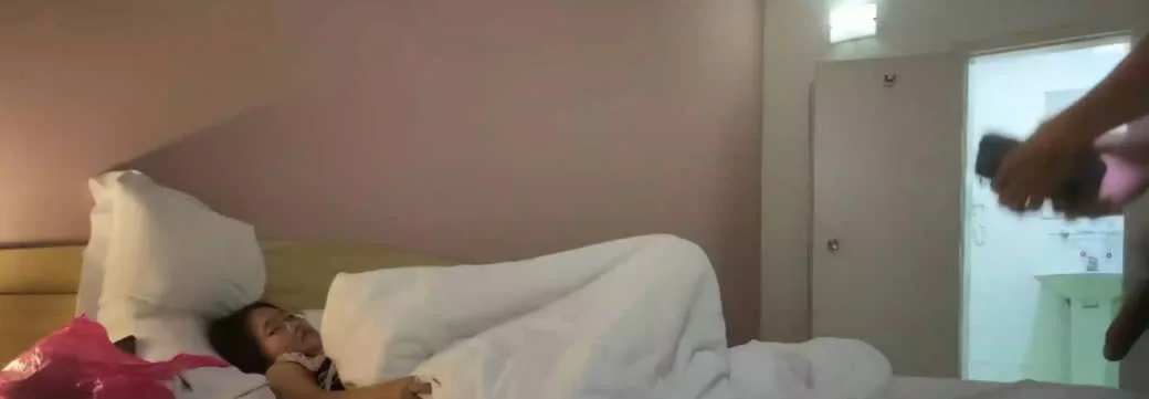 约炮良家眼镜美女 陈静 换上诱人女仆装激情缠绵 床上掰开蜜穴狂舔扣穴 深喉口交M腿暴力抽插 女上骑乘狠干到射嘴吞精！