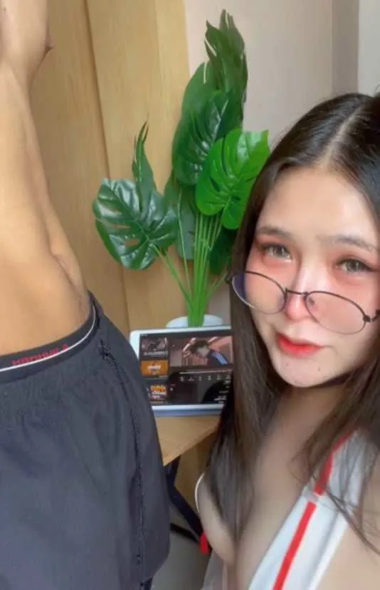 极品骚货眼镜女 张舒  Cos不知火舞被炮友后入猛操 跪地深喉舔肉棒 肥臀抽插嫩穴颜射吞精超刺激！