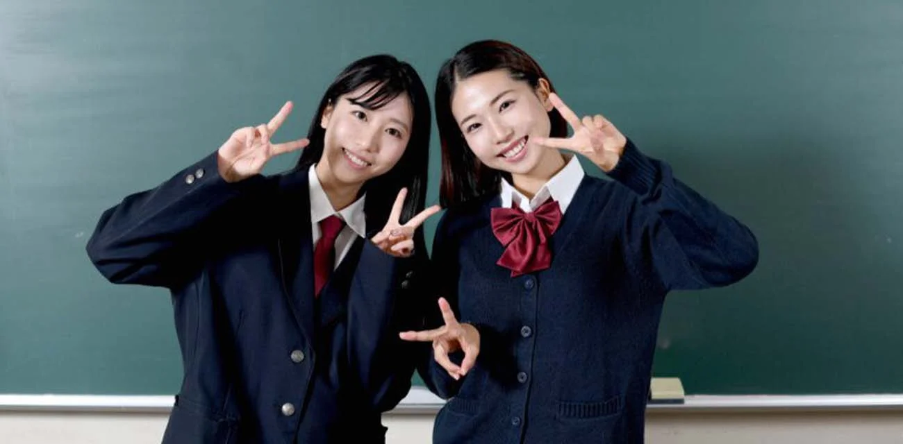 重庆高中 女生看男同学手机中黄色软件大受震撼 当着众多学生播放黄片声音都不关