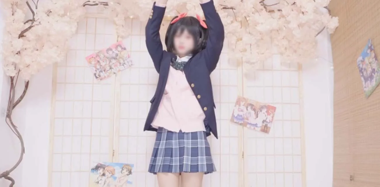 JK制服裸舞大秀 Maidirecto 童颜巨乳极品尤物制服热舞 腰肢纤细柔软臀部圆润挺翘真骚
