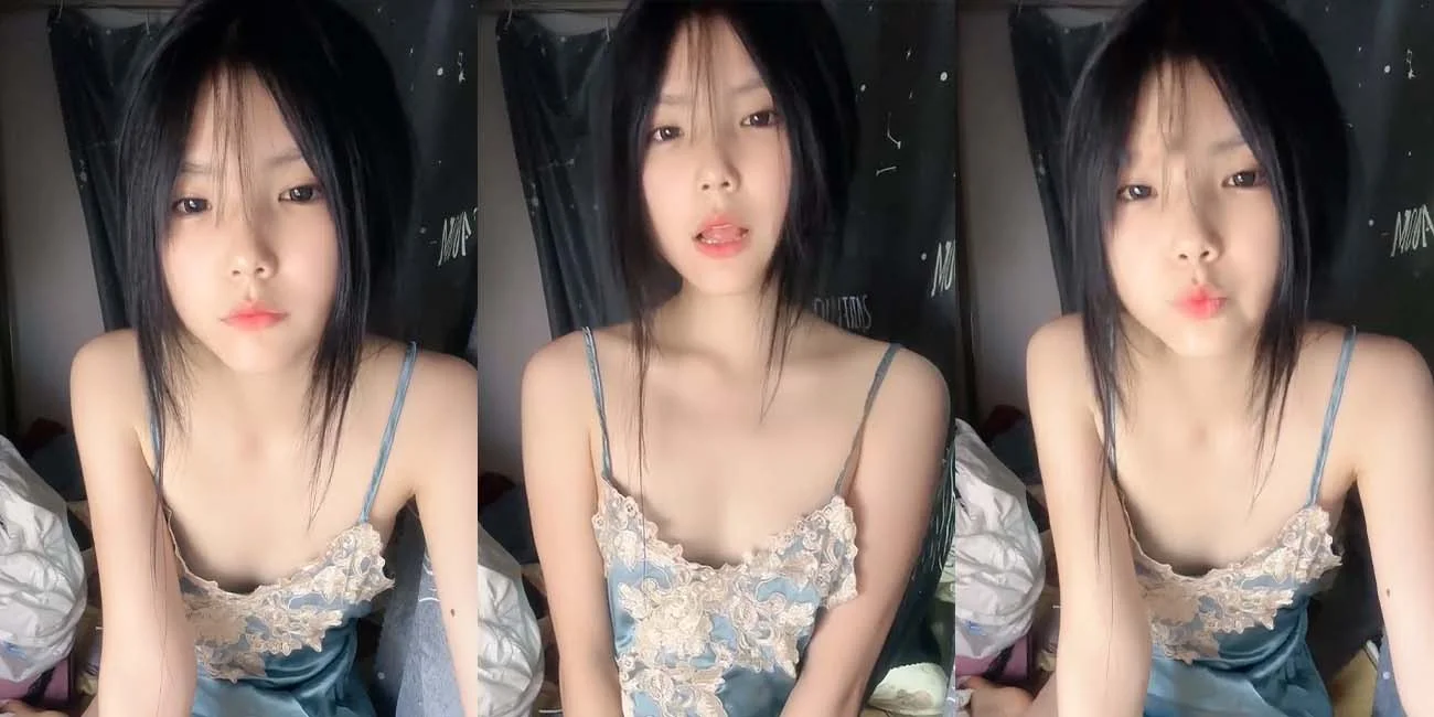 高颜值清纯学妹 晚上熄灯后在宿舍全裸自慰直播 手指抽插微毛小穴 小学妹是真的嫩啊