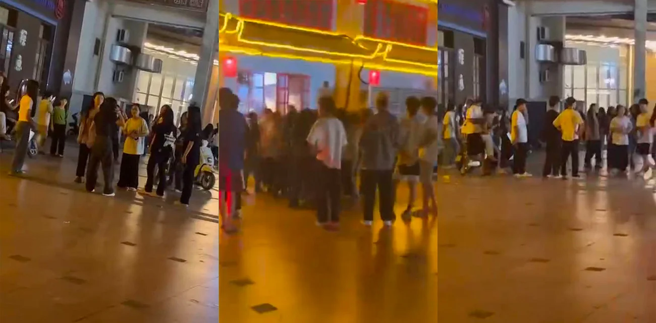 精神小妹当街撕逼上头互扇巴掌 还没骂完直接抱摔对方进花坛 路人都看傻了