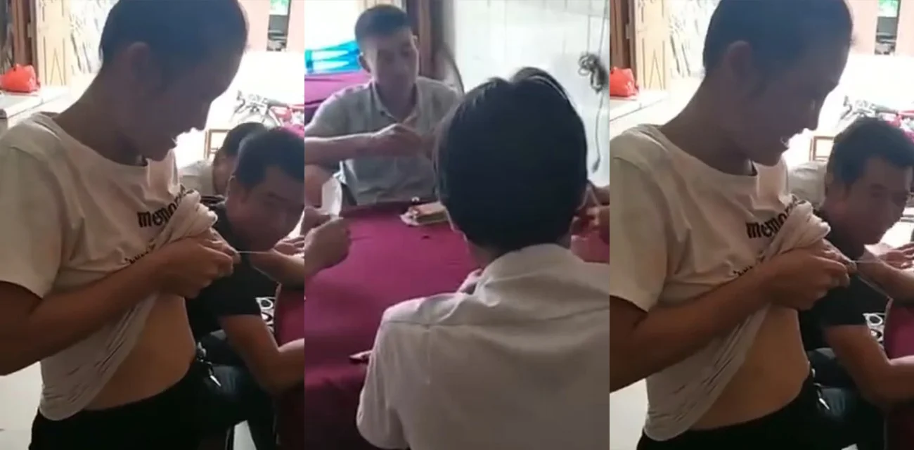 太炸裂  哺乳期人妻少妇用奶水随机攻击路人 进了一间麻将馆直接用奶水呲麻友！