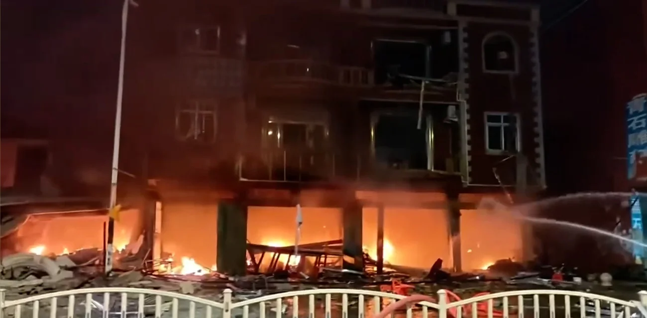 福建燃气爆燃   19岁少女当场被炸飞   家属瘫倒  现场惨烈如战区