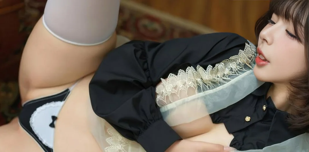 极品反差女神Yuuhui玉汇最新COS诱惑 白丝女仆搔首弄姿勾引主人 就差把欠操两字写脸上了！