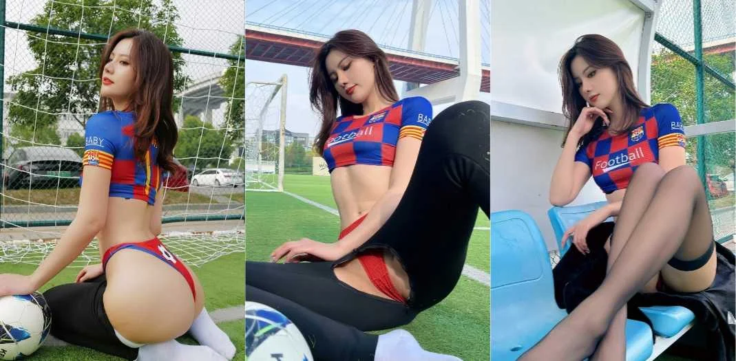 抖音10W粉女神就是阿朱啊黑丝足球宝贝COS 户外球场搔首弄姿 胆子太他妈大了！