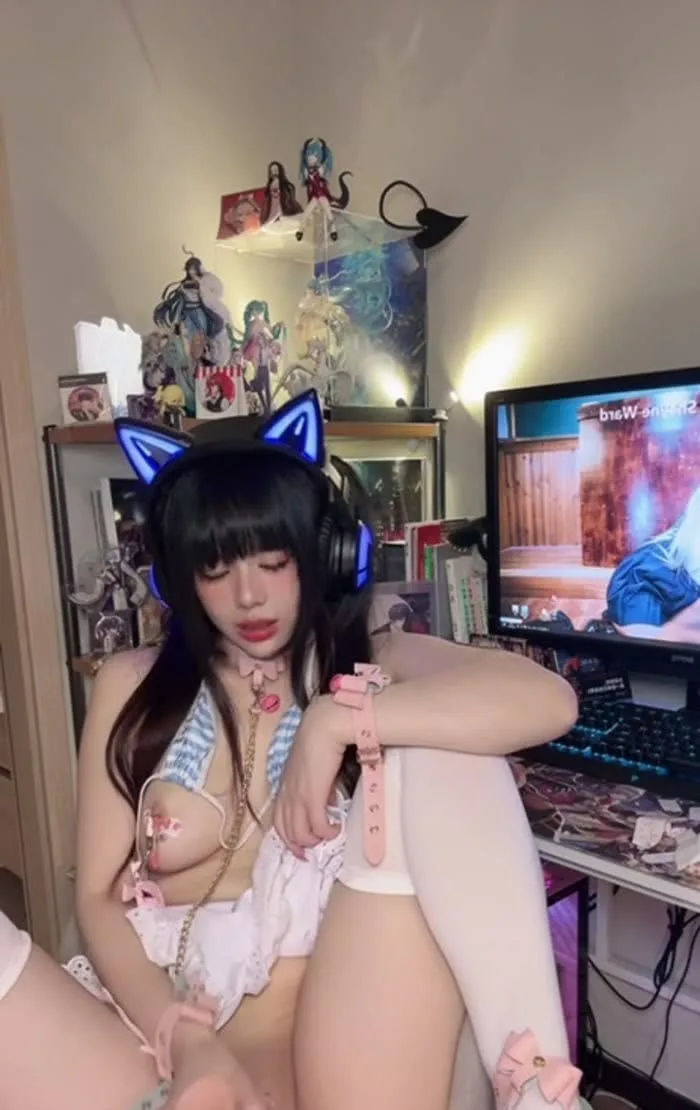 高颜值福利姬 九言 比基尼扯开漏出丰臀圆乳 大奶随呼吸十分晃眼 手指插得又深又急 水往下淌高潮时腰肢乱颤！