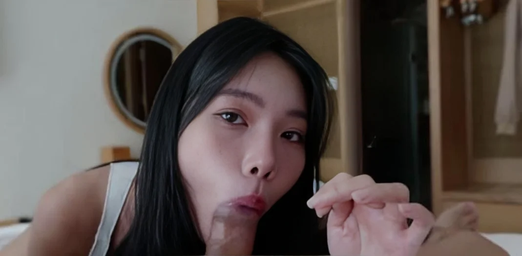 贱逼只想被你的鸡巴操 骚货继妹半夜偷偷拍露点擦边照发粉丝 被撞见后还求哥哥插进来一起拍！